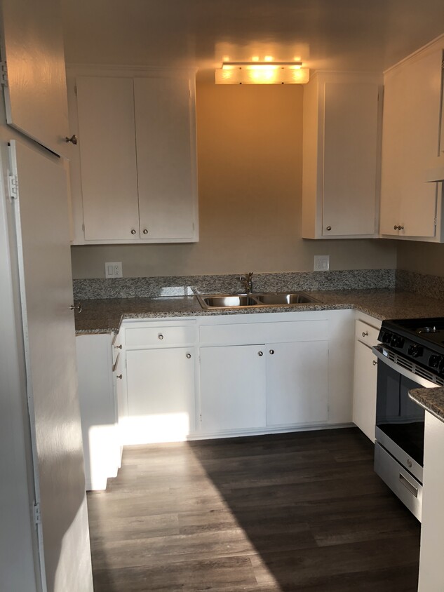 Kitchen w/ new granite countertops - 936 W Huntington Dr