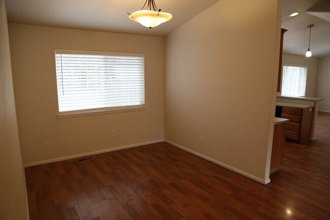 Foto del edificio - Single Level 4 bed 2 bath home