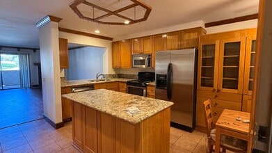 Building Photo - 8860 Villa La Jolla Dr