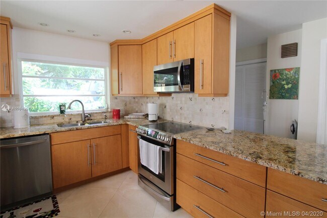 Foto del edificio - 3853 NE 170th St