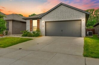 Building Photo - 585 Concho St