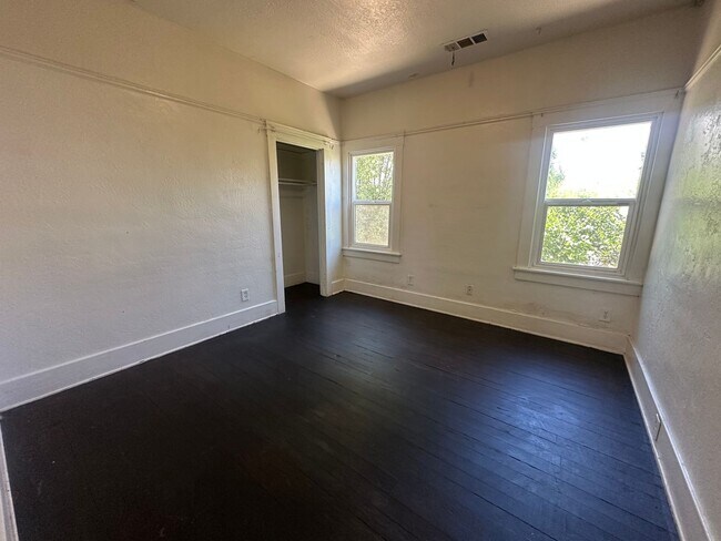 Foto del edificio - Charming Corcoran home coming soon!