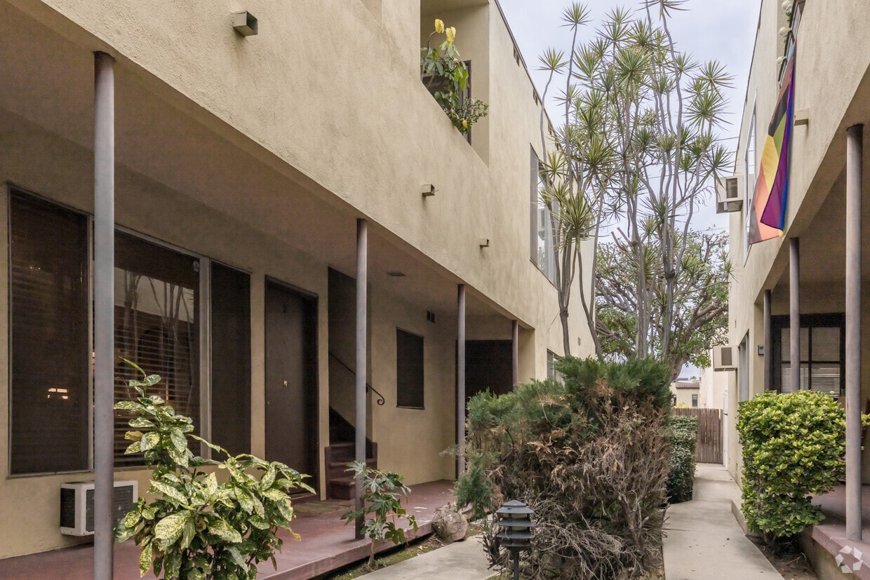 Courtyard - 1009 N Croft Ave