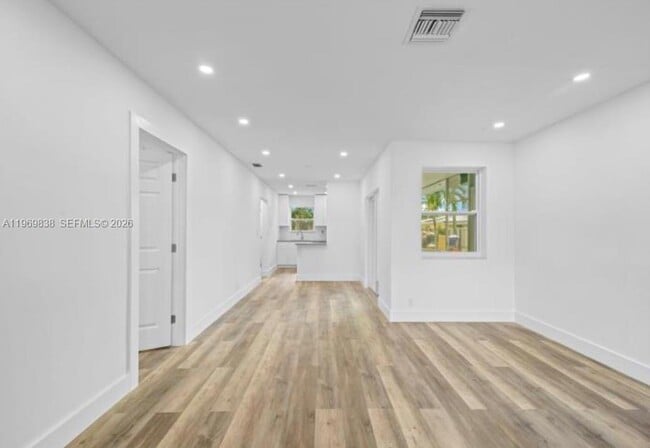 Building Photo - 816 N Golf Dr