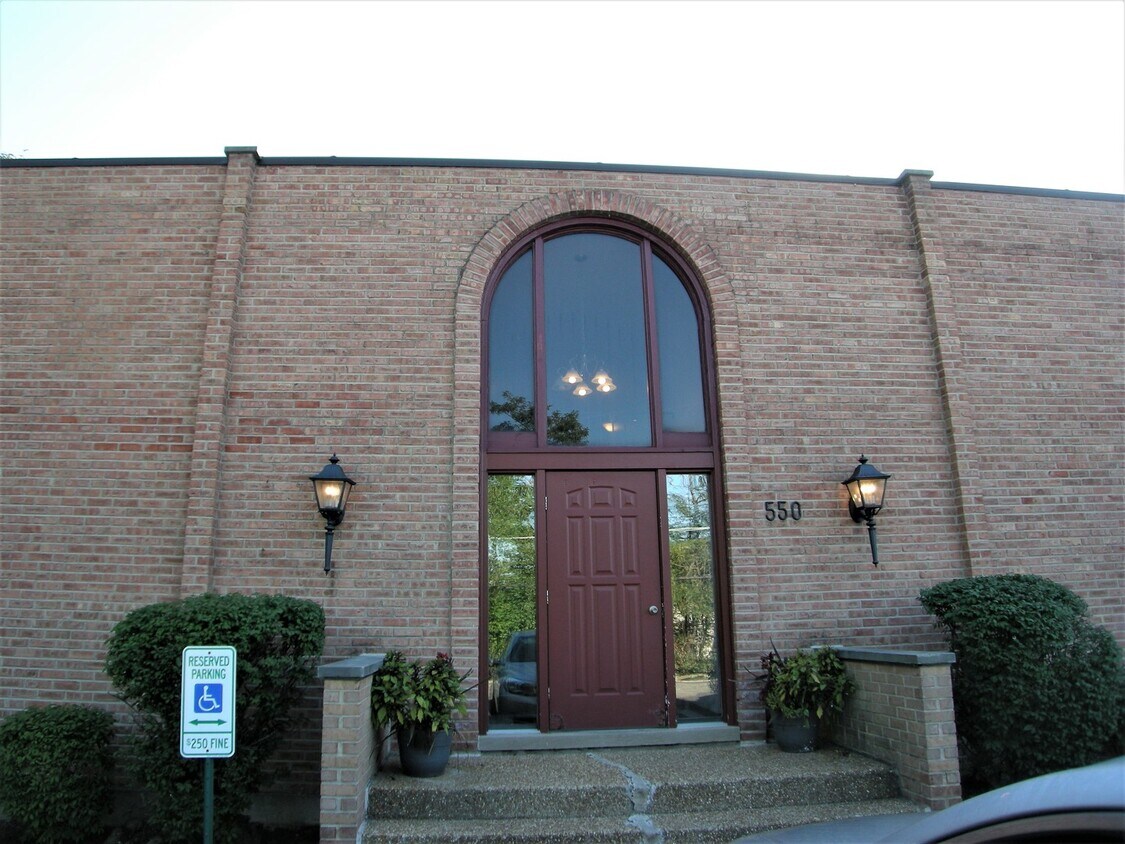 Primary Photo - 550 E Main St