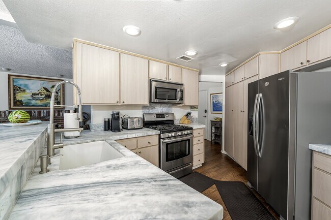 Foto del edificio - Fully Furnished Island Life Waterfront Ret...