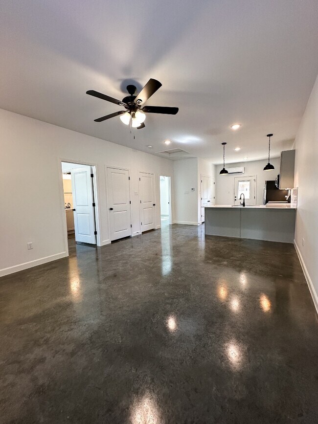 Foto del edificio - 1724 Rosemary Dr