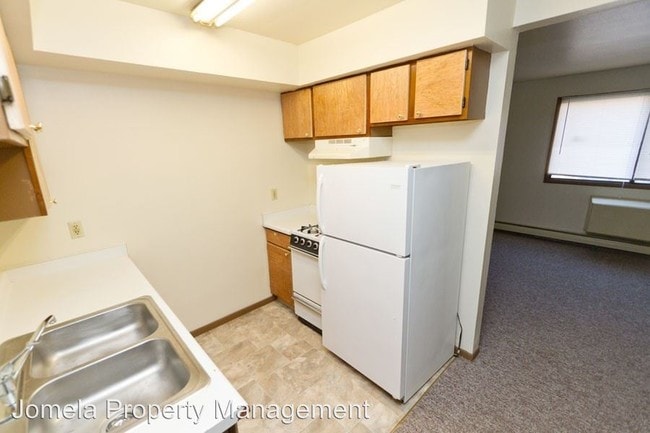 Building Photo - 2803 W Kilbourn Ave