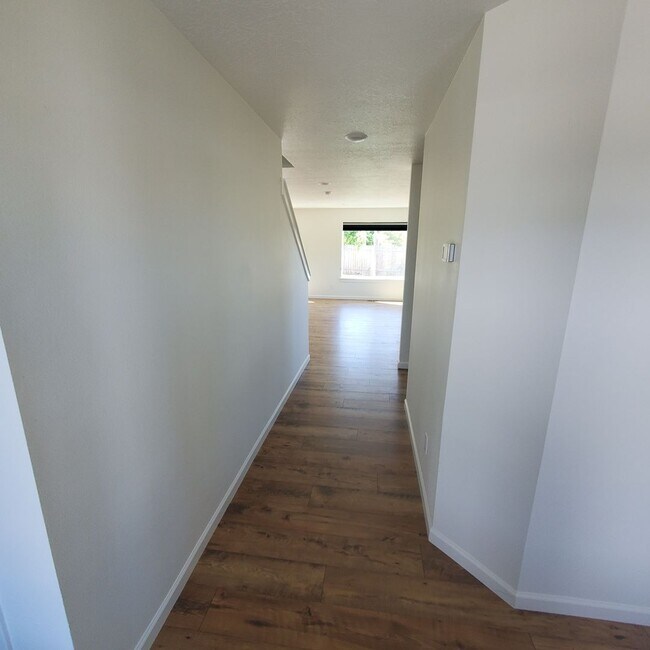 Foto del edificio - Dog Friendly 3bed : 2.5 bath home w/ Garage   50% off first full month of rent with signing of 1 ...
