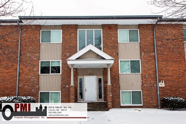 Building Photo - 2 Bedroom and 1 Bathroom Apartment Availab...