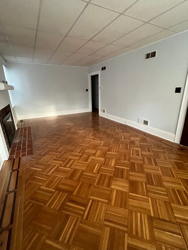 Foto del edificio - Absolutely BEAUTIFUL 1st fl Apartment in t...