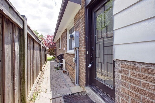 Building Photo - 333 Louis Dr