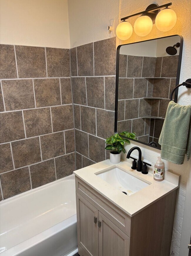 Foto del edificio - Large 3 bedroom house available