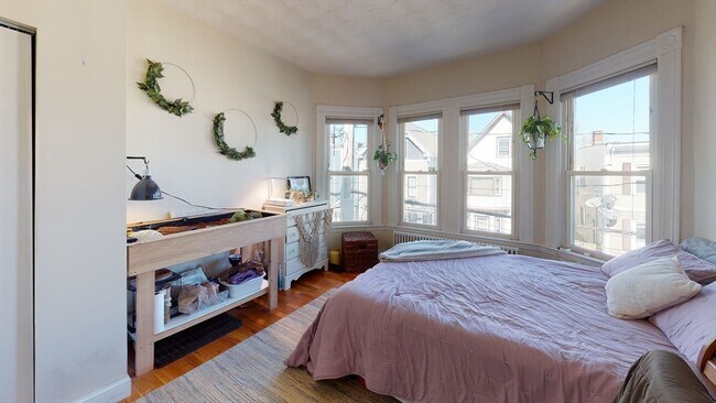 Building Photo - 27 Falcon St