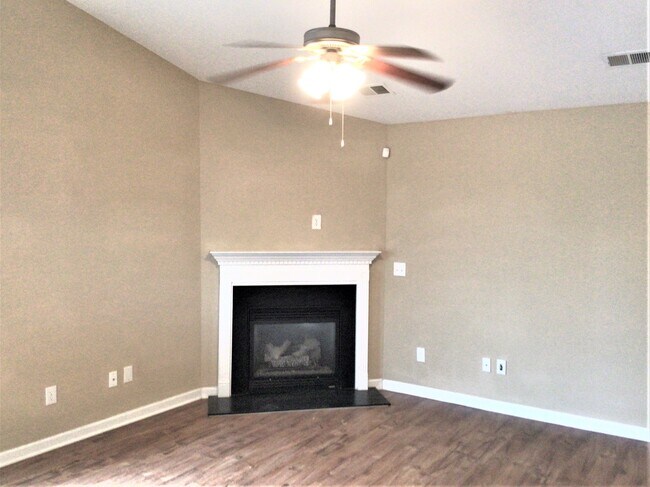 Foto del edificio - 3913 Bluestem Dr