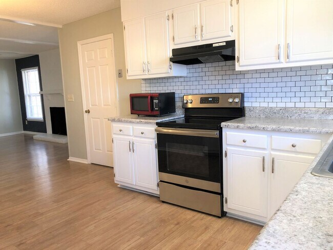 Building Photo - SW Large Brick Home, Updated Kitchen & Bat...