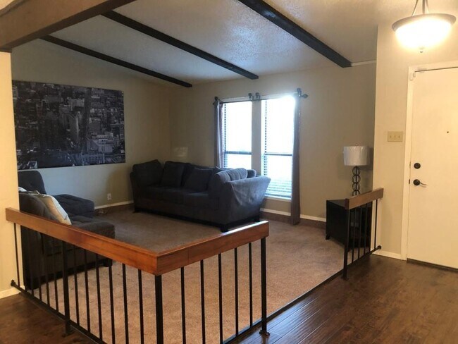 Building Photo - 2916 Duchess Trail
