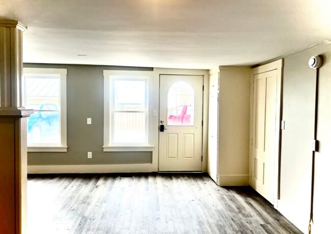Entry - 145 Hanover St