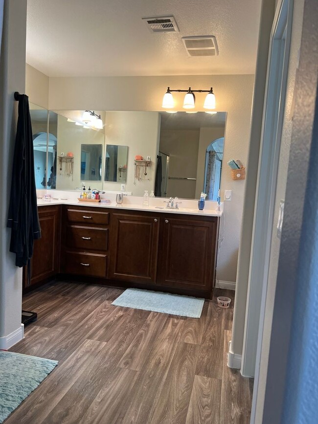 Building Photo - ABSOLUTELY AMAZING! Large 4 bedroom 2 stor...