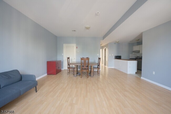 Foto del edificio - 372 Bramhall Ave