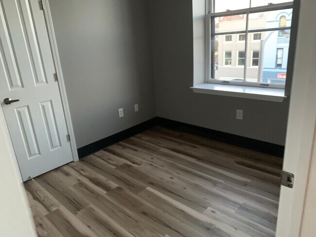 Dormitorio #1 - 5 W Broadway St