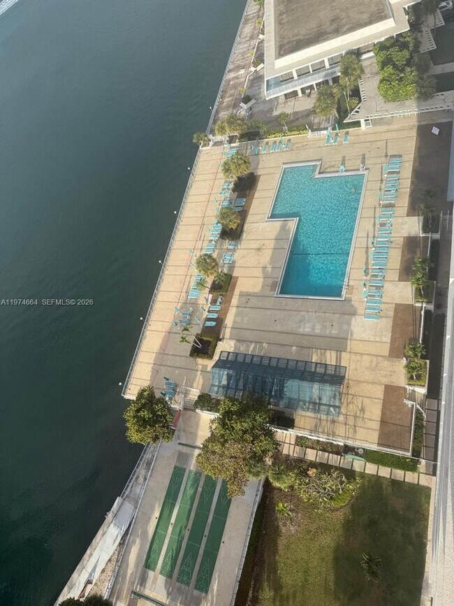 Foto del edificio - 300 Bayview Dr