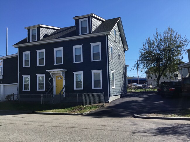 747 Roosevelt Ave Unit 1, Pawtucket, RI 02860 - Apartments in Pawtucket ...