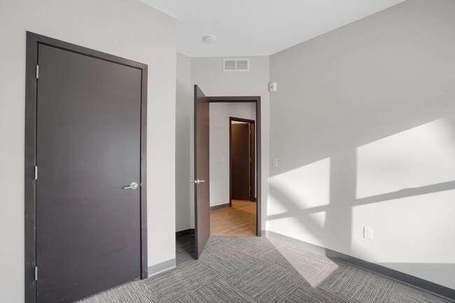 Building Photo - 1129 SE 8th St
