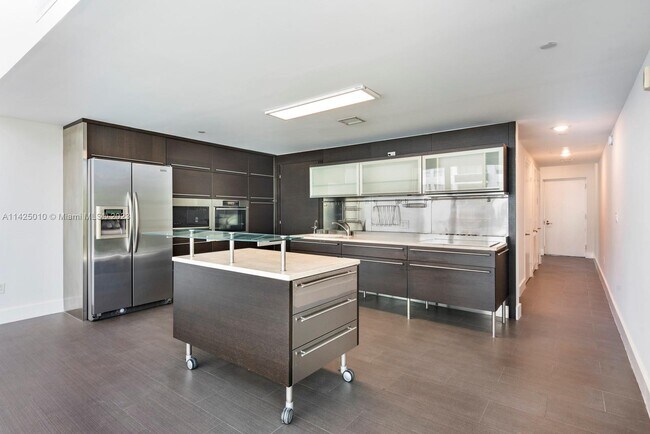 Building Photo - 6000 Collins Ave
