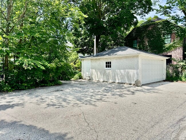 Building Photo - 735 Deerfield Rd