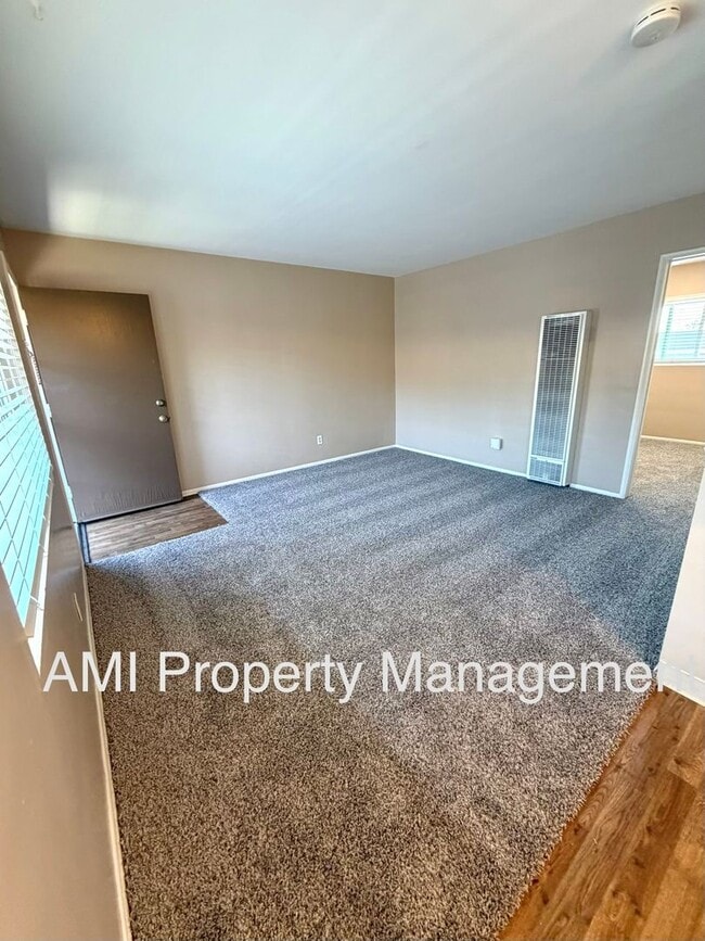 Building Photo - One Bedroom Close to Downtown!