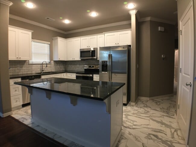 Building Photo - 393 S Hill Ave