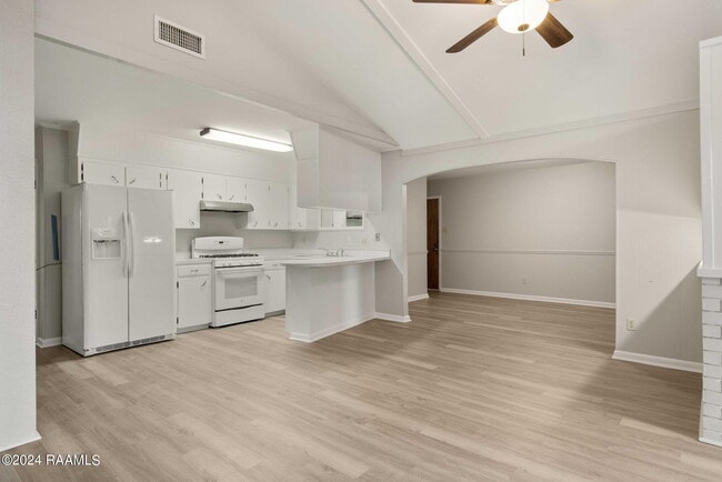 Building Photo - 122 Beta Dr