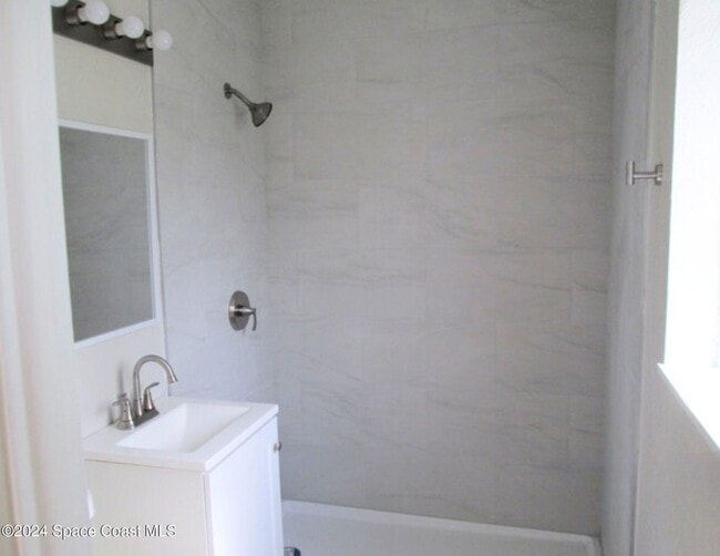 Building Photo - 26 Carmalt St