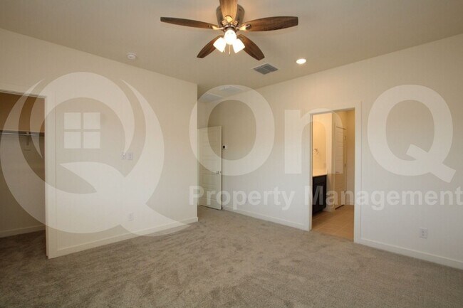 Building Photo - 2547 N Abbey Rd