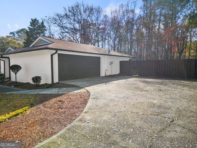Building Photo - 558 Kenwood Rd