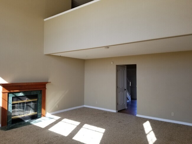 Building Photo - Country Hilltop Beauty