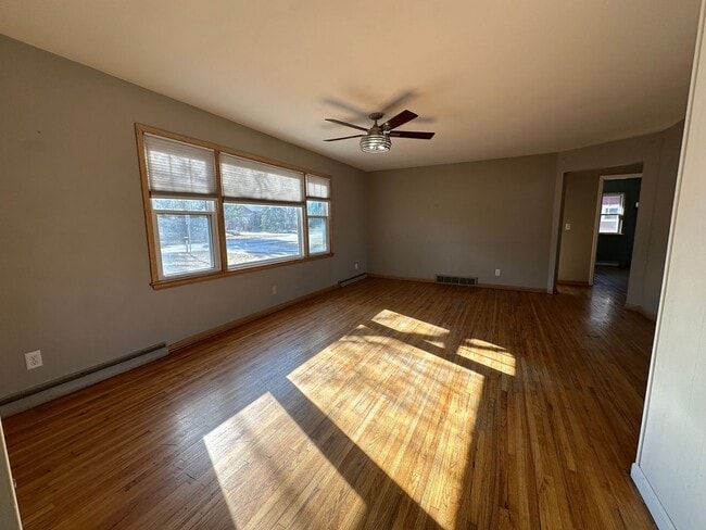 Foto del edificio - Updated 3 bedroom house in Badger now available! $1550