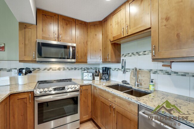 Building Photo - WINTER RENTAL 2 Bedroom/2 Bath, New Furnit...
