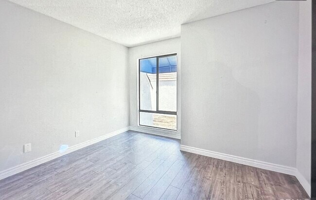 Foto del edificio - 8332 Regents Rd