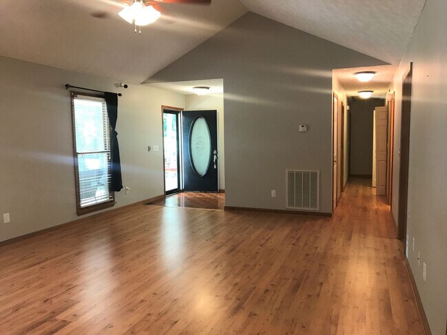 Foto del edificio - Stunning 3 Bedroom Home with Bonus Room