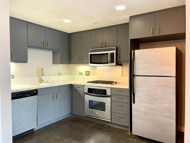 Building Photo - Great 1B/1BA Downtown Condo w/ Parking!