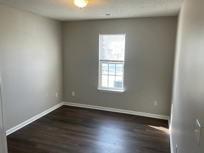 Foto del edificio - 328 Tanner Ct