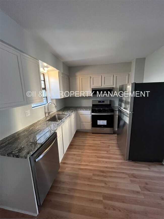 Building Photo - Fully updated Olathe Duplex