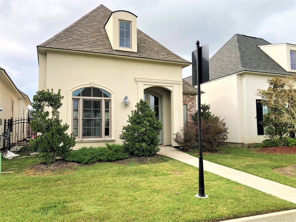 Primary Photo - 3 Bedroom House off Nicholson with Communi...