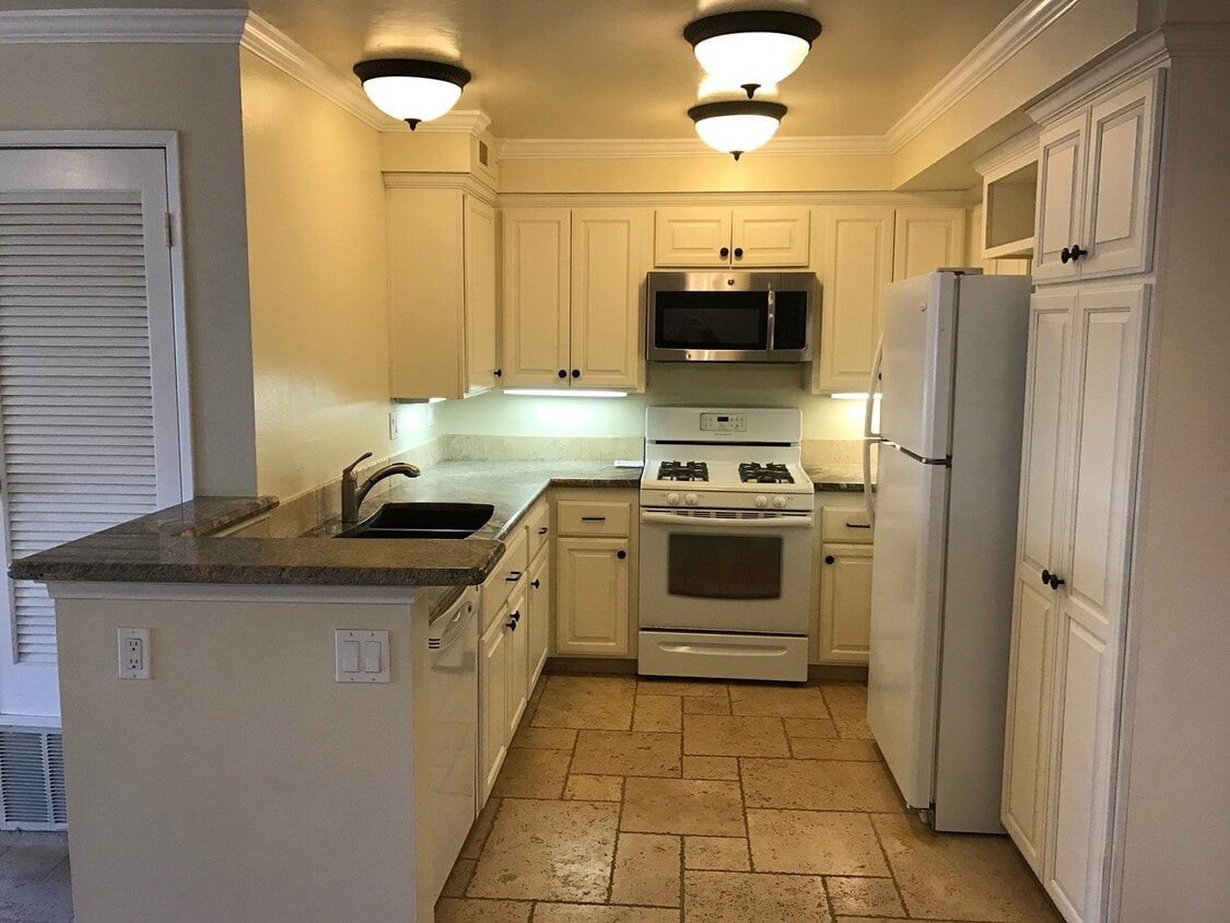 Primary Photo - Beautiful Upgraded 2 Bed / 2 Bath 1 Story ...