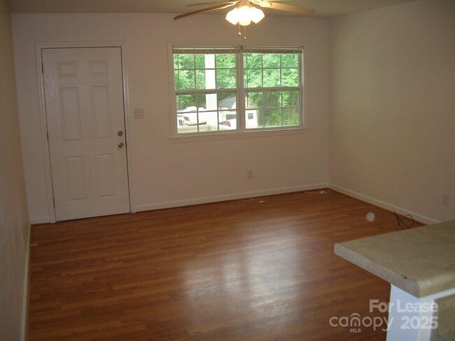 Building Photo - 2316 Woodbridge Dr