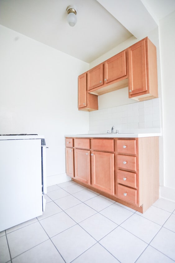 Primary Photo - 1111 W Roscoe St