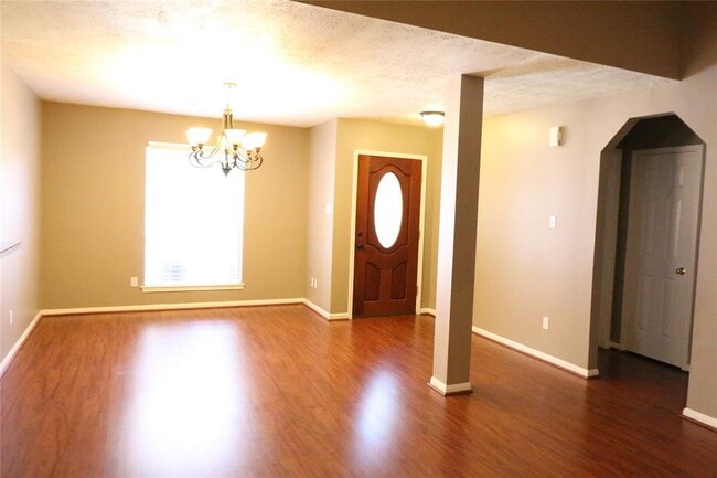 Building Photo - 10811 Burkes Garden Dr