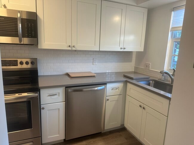 Building Photo - 415 N Cypress Dr